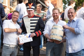 Eerste vaatje Kempische Haring brengt € 500,- op. Mede mogelijk door Kempenflex en the Workshop.